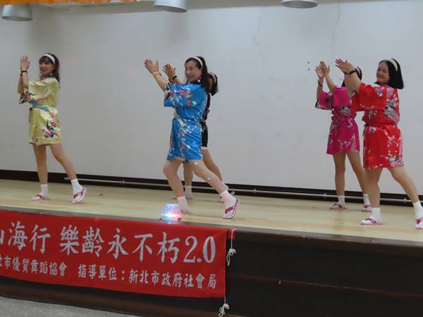 團員穿著日式舞衣表演日本舞蹈