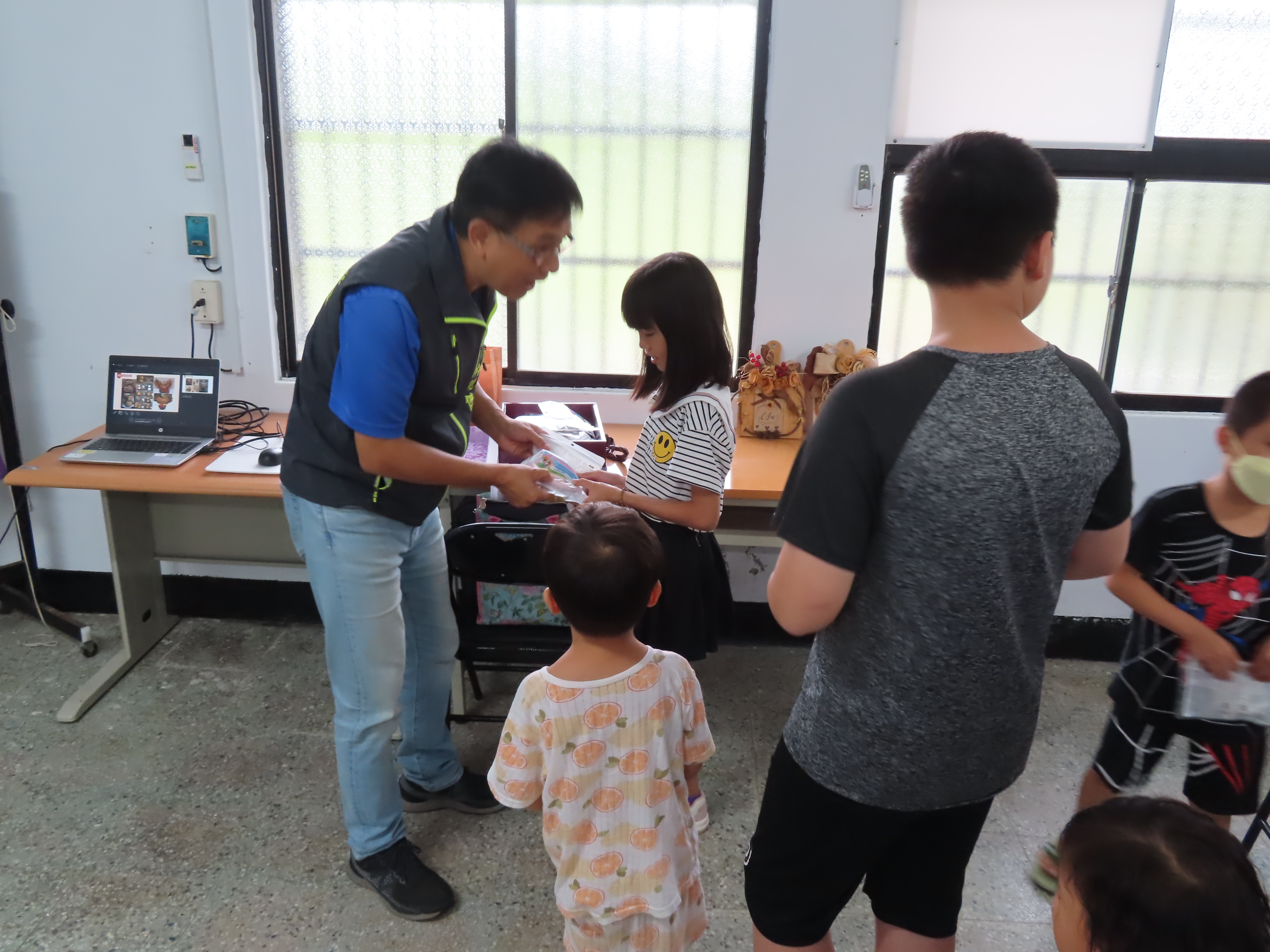 區長落實防疫貼心發放口罩