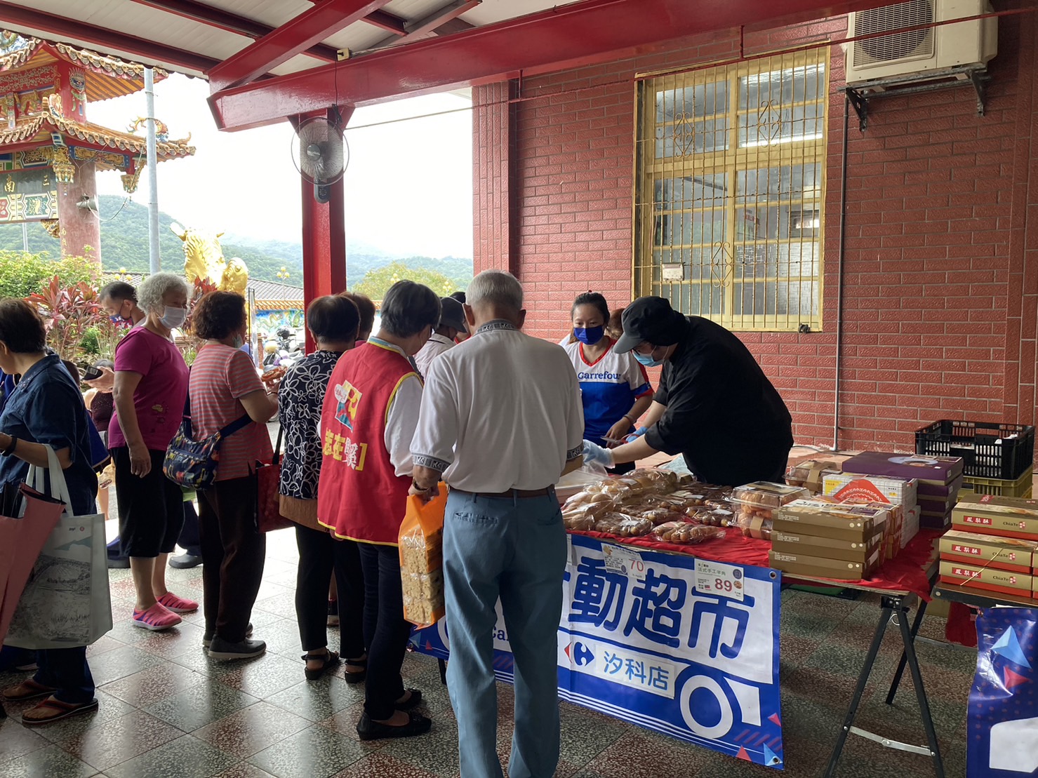 家樂福行動超市民眾等候排隊結帳