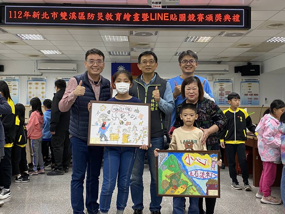 區長、上林國小校長、老師、家長與上林國小獲獎小朋友合照