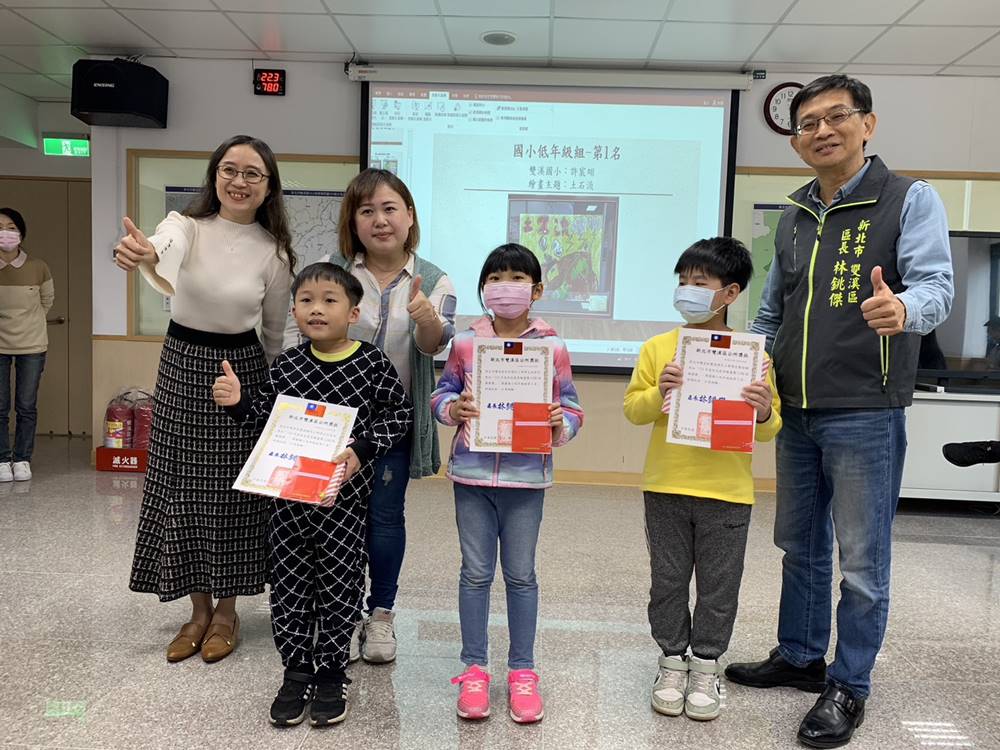 區長、雙小校長、家長與國小低年級組前3名小朋友合照