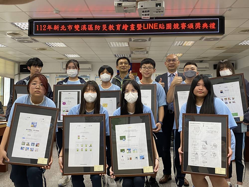 區長、雙中校長與雙中獲獎學生合照