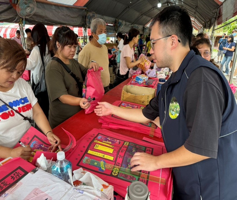 工作人員協助提供紙錢回收紙袋