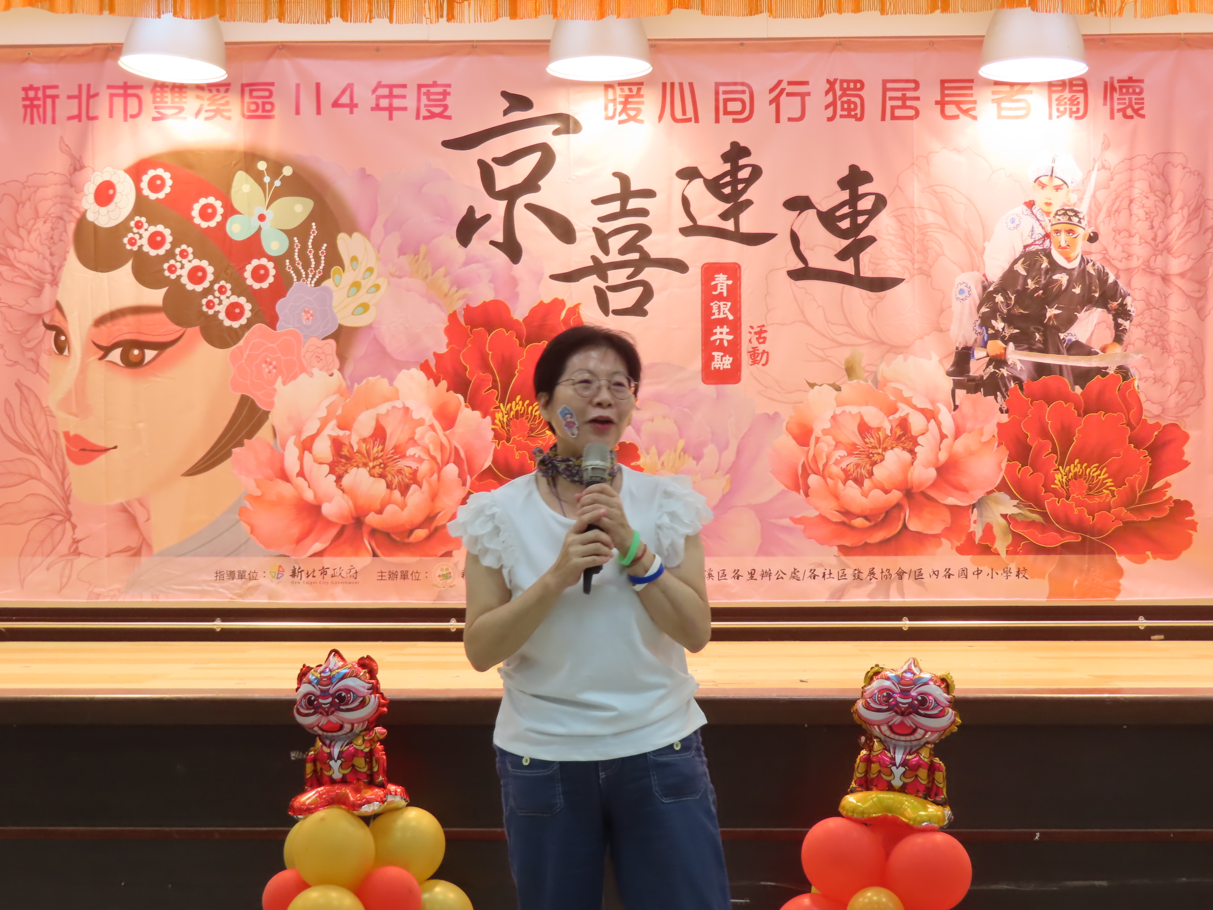1.社會局徐專門委員綺櫻向長輩致意