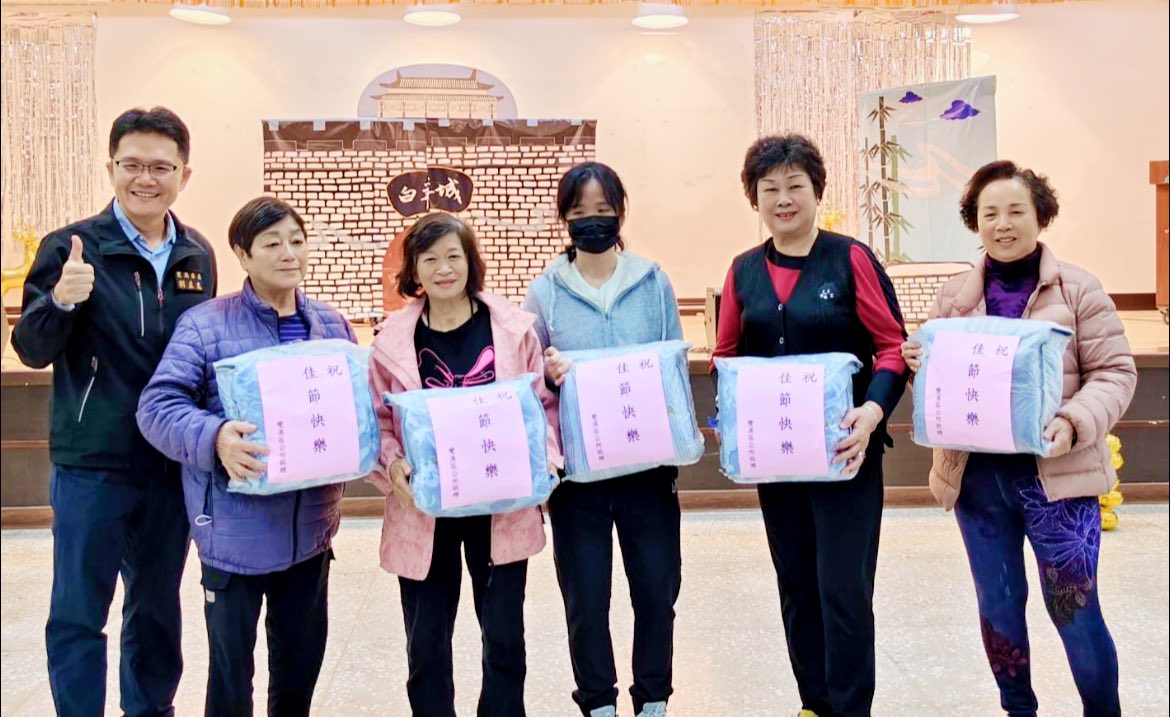 6.中獎者與區長合影