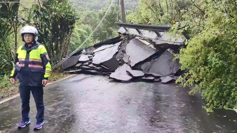 受連日大雨影響，新北市雙溪區北38線道4公里至7公里路段，邊坡大面積崩塌，道路已被土石覆蓋，且隆起無法通行，警方已封閉道路，區公所也派員全面搶修。（圖／新北市瑞芳警分局提供）