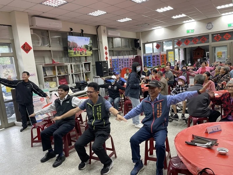 雙溪區長劉盈良今日特地率領區公所團隊到場，與長者們共同用餐、話家常，也帶來健康操示範。 圖-觀天下有線電視提供