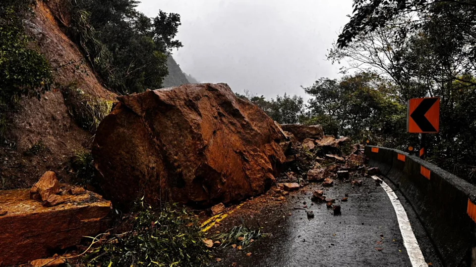 新北市雙溪區102線發生土石崩落。（圖／警方提供）