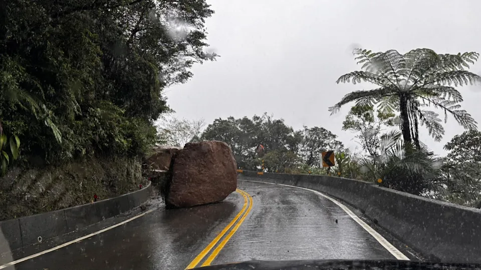 新北市雙溪區102線發生土石崩落，雙向交通中斷。（圖／警方提供)