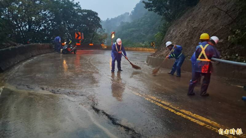 台102線瑞雙公路邊坡有落石，巨石佔滿雙向雙線道路，經由廠商出動人員機具搶通，順利於18日晚間18時全線單線雙向通車。（圖為新北市雙溪區公所提供）