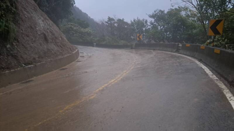台102線瑞雙公路邊坡有落石，巨石佔滿雙向雙線道路，經由廠商出動人員機具搶通，順利於18日晚間18時全線單線雙向通車。（新北市雙溪區公所提供）