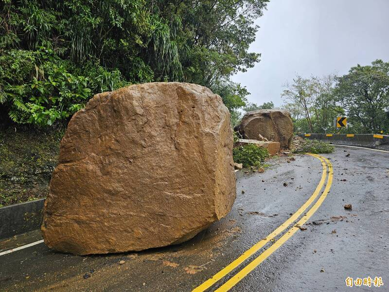 台102線瑞雙公路邊坡有落石，巨石佔滿雙向雙線道路，所幸無人傷亡，民眾請改道行駛。（記者俞肇福攝）