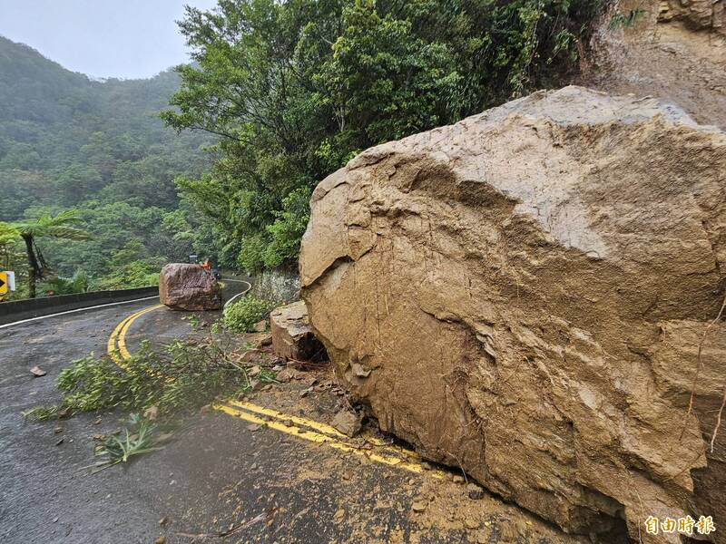 台102線瑞雙公路邊坡有落石，巨石佔滿雙向雙線道路，所幸無人傷亡，民眾請改道行駛（記者俞肇福攝）