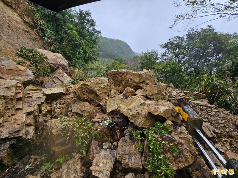 台102線瑞雙公路邊坡有落石，巨石佔滿雙向雙線道路，所幸無人傷亡，民眾請改道行駛 （記者俞肇福攝）