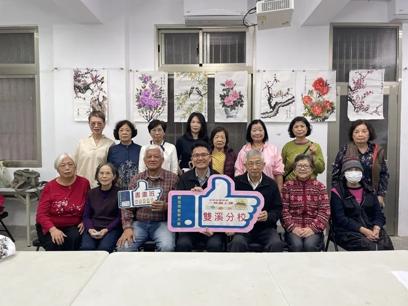 畫畫能陶冶心性、培養興趣，更能促進身心健康，期盼有更多長者一起加入。圖／觀天下有線電視提供