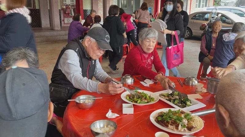 銀髮共餐不只是用餐據點，更是長者維持社交、獲取資訊與提升健康的友善平台。 圖／觀天下有線電視提供