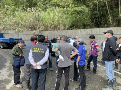 會勘討論北38線崩塌路段將分階段搶修，農曆年前搶通。 圖／觀天下有線電視提供